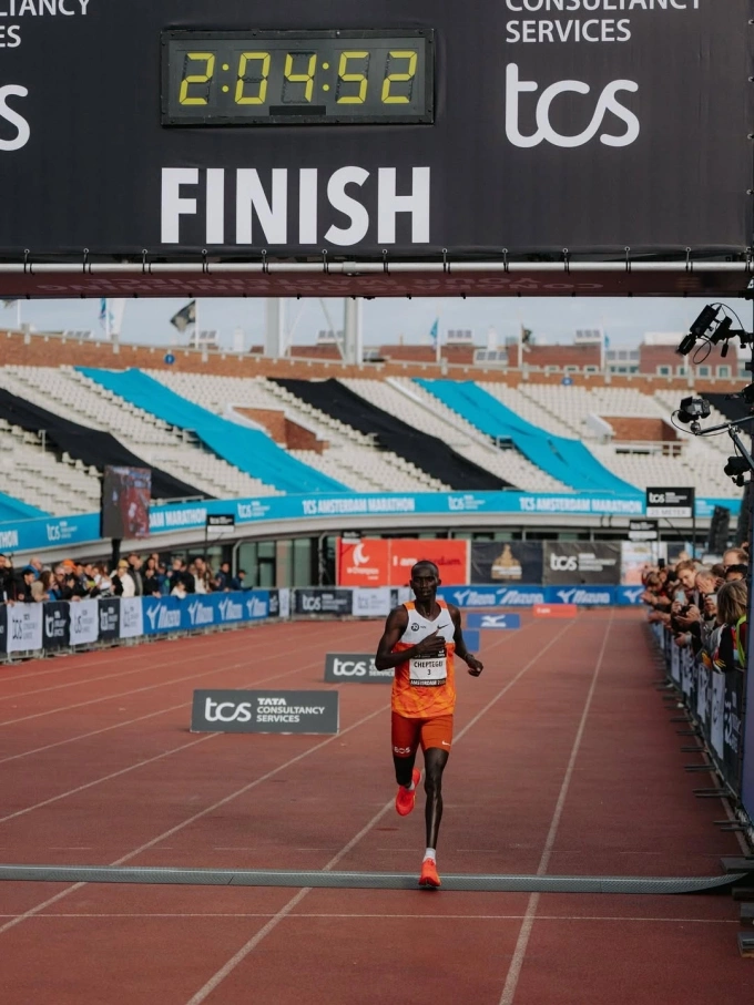 Joshua Cheptegei về đích thứ 5 tại Amsterdam Marathon 2025 ngày 19/10. Ảnh: NN Running Team