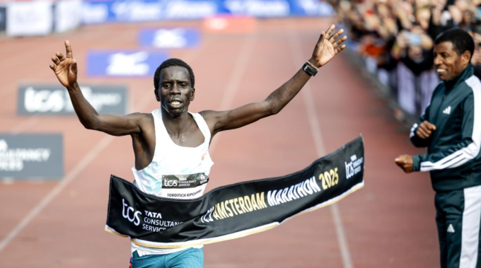Geoffrey Toroitich Kipchumba phá kỷ lục giải tại Amsterdam Marathon 2025. Ảnh: AFP
