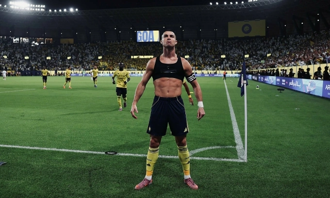Ronaldo mừng bàn thắng trong trận Al Nassr gặp Al Fateh trên sân Al Awwal, thành phố Riyadh, Arab Saudi tối 18/10/2025. Ảnh: AlNassr