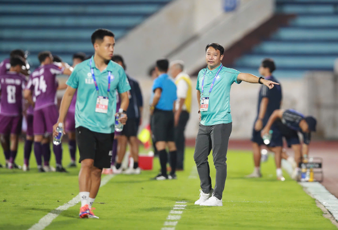 HLV Vũ Hồng Việt (phải) chỉ đạo trong trận Nam Định thua CLB TP HCM 1-2 ở vòng 7 V-League 2025-2026, trên sân Thiên Trường, Ninh Bình ngày 18/10/2025. Ảnh: Quang Đương
