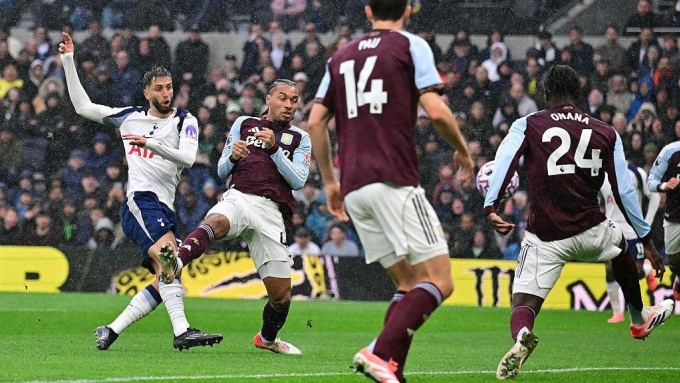 Bentancur (trắng) ghi bàn mở tỷ số, trên sân Tottenham Hotspur, London, Anh hôm 19/10. Ảnh: Reuters