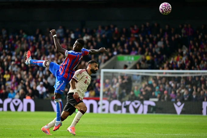 Tiền vệ Crystal Palace Marc Guehi tì đè Mo Salah trong trân thắng Liverpool 2-1 ở Ngoại hạng Anh trên sân Selhurts Park ngày 27/9/2025. Ảnh: AFP