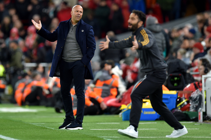 HLV Arne Slot (trái) phản ứng trong trận Liverpool thua Man Utd 1-2 trên sân nhà Anfield ở vòng 8 Ngoại hạng Anh ngày 19/10/2025. Ảnh: AFP