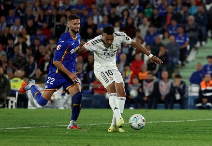 Mbappe (trắng) ghi bàn duy nhất trên sân Coliseum, Madrid, Tây Ban Nha hôm 19/10. Ảnh: Reuters