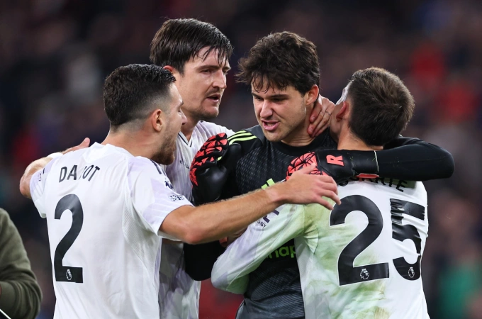 Senne Lammens chia vui cùng đồng đội sau trận Man Utd thắng Liverpool 2-1 trên sân Anfield, thành phố Liverpool, Vương Quốc Anh, vòng 8 Ngoại hạng Anh tối 19/10/2025. Ảnh: AMA