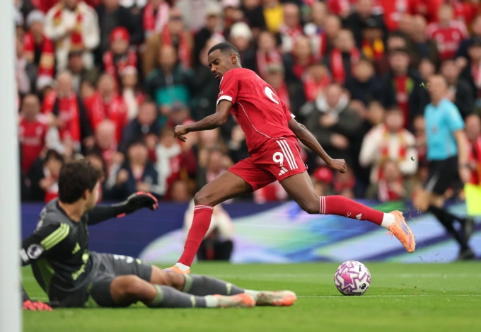 Ảnh trong bài viết: Các cựu danh thủ kêu gọi Liverpool loại bỏ Isak Alexander Isak lỡ cơ hội đối mặt trong trận Liverpool thua Man Utd 1-2 trên sân Anfield, thành phố Liverpool, Vương Quốc Anh, vòng 8 Ngoại hạng Anh tối 19/10/2025. Ảnh: EPA