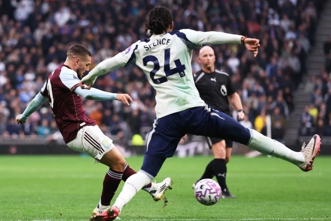 Buendia (trái) ghi bàn nâng tỷ số lên 2-1, trên sân Tottenham Hotspur, London, Anh hôm 19/10. Ảnh: Reuters