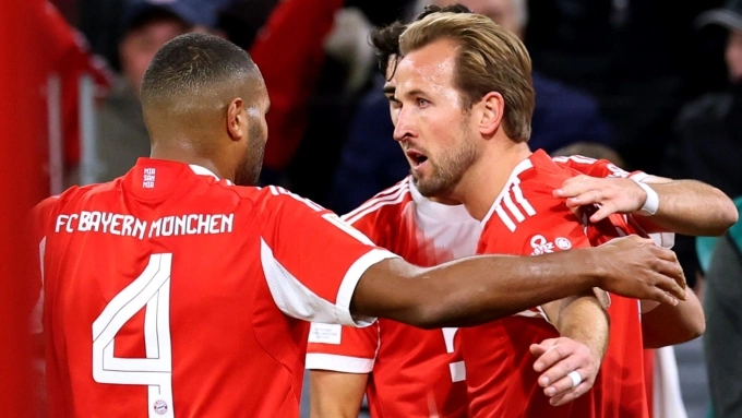 Kane (phải) mừng bàn trong trận Bayern 2-1 Dortmund ở vòng bảy Bundesliga. Ảnh: AFP