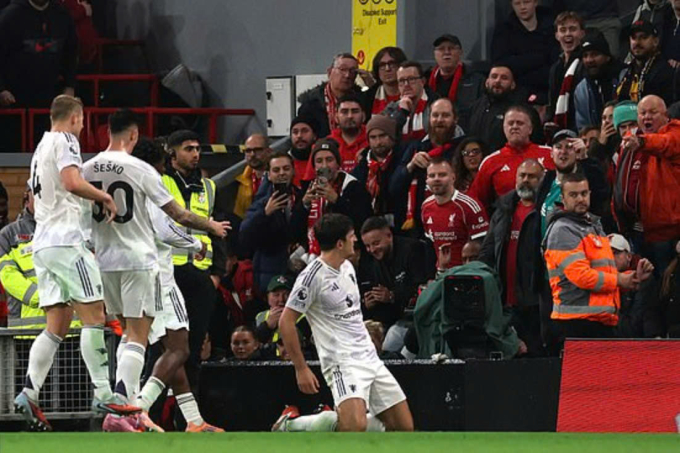 Maguire trượt gối mừng bàn ấn định thắng lợi 2-1 cho Man Utd. Ảnh: Reuters