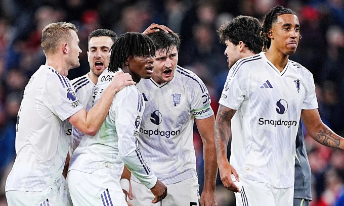 Maguire (thứ tư từ trái sang) cùng đồng đội mừng bàn thắng ấn định tỷ số 2-1 cho Man Utd trước Liverpool trên sân Anfield, thành phố Liverpool, Vương Quốc Anh, vòng 8 Ngoại hạng Anh tối 19/10/2025. Ảnh: PA