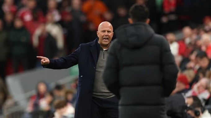 HLV Arne Slot phản ứng trong trận Liverpool thua Man Utd 1-2 trên sân Anfield, thành phố Liverpool, Vương Quốc Anh, vòng 8 Ngoại hạng Anh tối 19/10/2025. Ảnh: EPA