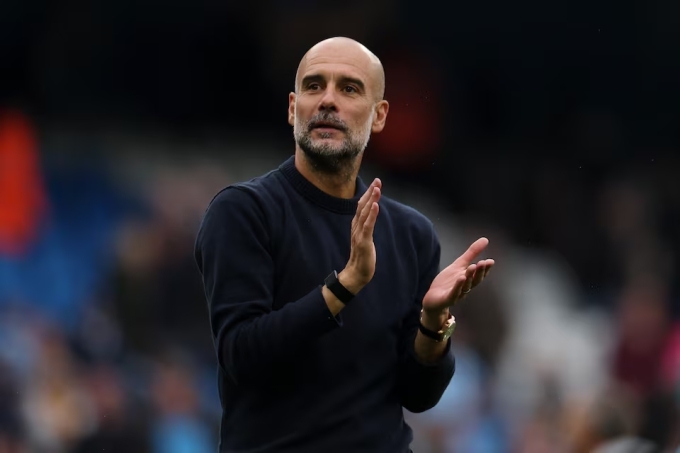 Guardiola vỗ tay cảm ơn CĐV sau trận thắng Burnley ngày 27/9/2025 trên sân Etihad, Manchester, Anh. Ảnh: Reuters