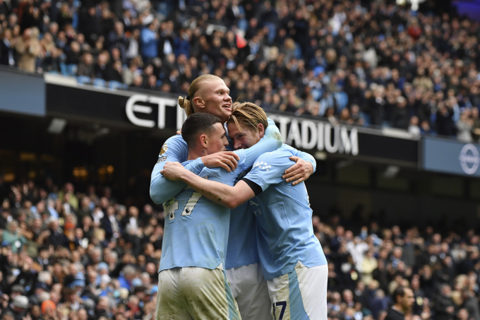 Haaland chung vui cùng De Bruyne (phải) và Phil Foden (trái) trong trận đấu Everton ở vòng 24 Ngoại hạng Anh ngày 10/2/2024. Ảnh: Reuters