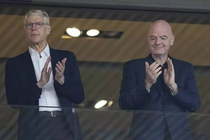Wenger (trái) và Chủ tịch FIFA, Gianni Infantino xem trận tứ kết bóng đá nữ Euro hồi tháng 7/2025 giữa Anh và Thụy Điển. Ảnh: AP