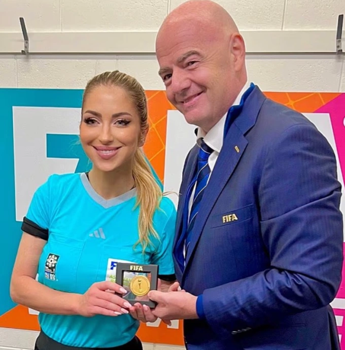 Manuela Nicolosi chụp ảnh cùng Chủ tịch FIFA Gianni Infantino.