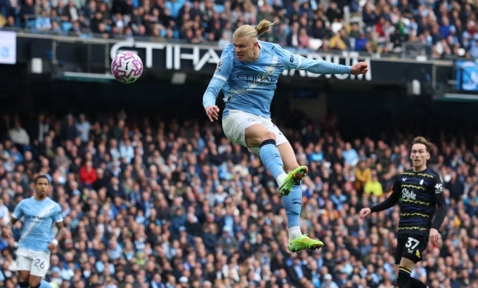 Haaland bật cao đánh đầu trong trận gặp Everton ở Ngoại hạng Anh, trên sân Etihad, Manchester, Anh ngày 18/10/2025. Ảnh: Reuters
