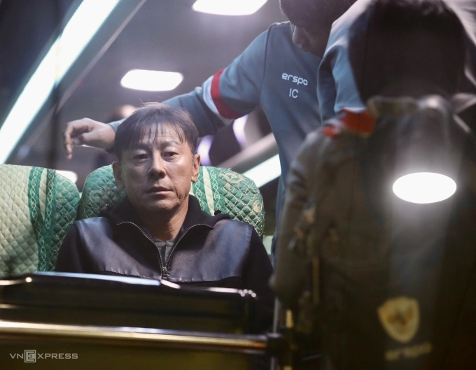 HLV Shin Tae-yong cùng đội tuyển Indonesia có mặt tại sân Nội Bài