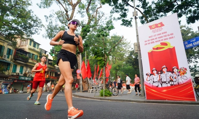 Runner trong buổi chạy dài cuối tuần tại hồ Hoàn Kiếm, Hà Nội. Ảnh: Long Distance Runners