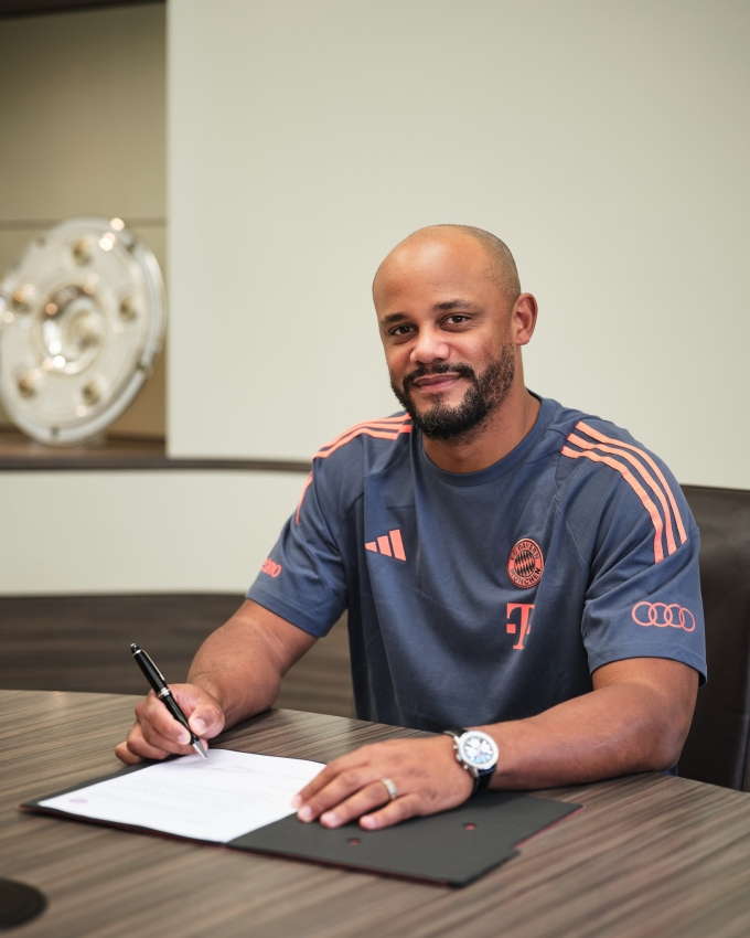 HLV Vincent Kompany ký hợp đồng mới với Bayern ngày 21/10. Ảnh: FC Bayern