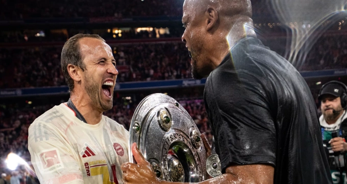 HLV Vincent Kompany (phải) cùng Harry Kane mừng danh hiệu Bundesliga mùa 2024-2025. Ảnh: FC Bayern