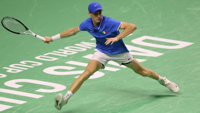 Sinner đánh thuận tay ở vòng chung kết Davis Cup 2024, tại Malaga, Tây Ban Nha tháng 11 năm ngoái. Ảnh: Reuters
