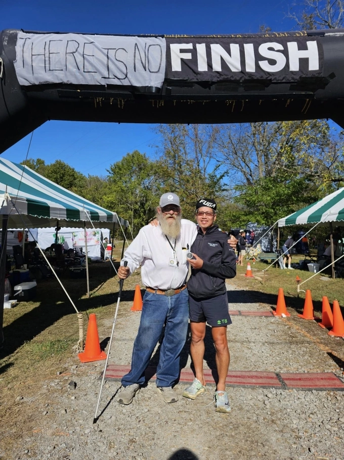 Đăng Trung chụp ảnh cùng Lazarus Lake - người sáng lập huyền thoại của cả Big Dog’s Backyard Ultra lẫn Barkley Marathons. Ảnh: Facebook / Nguyen Dang Trung