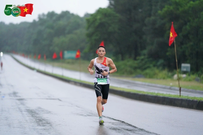 Runner Lê Hùng Cường trên đường chạy Tiền Phong Marathon 2025 tại Quảng Trị, nơi anh về top 3 nhóm tuổi 40-49 với thành tích 2 giờ 51 phút 12 giây. Ảnh: Tiền Phong Marathon