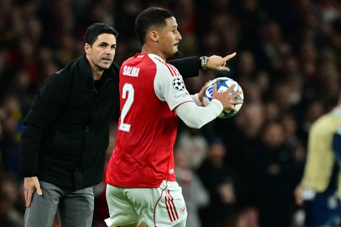 HLV Arteta (trái) chỉ đạo trong trận Arsenal 4-0 Atletico ở lượt ba vòng bảng Champions League tối 21/10. Ảnh: AFP