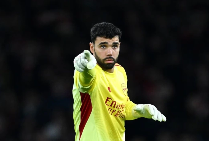 Thủ môn David Raya nhắc vị trí các đồng đội trong trận Arsenal thắng Atletico 4-0 ở lượt ba vòng bảng Champions League trên sân Emirates, London, Anh ngày 21/10/2025. Ảnh: Arsenal FC