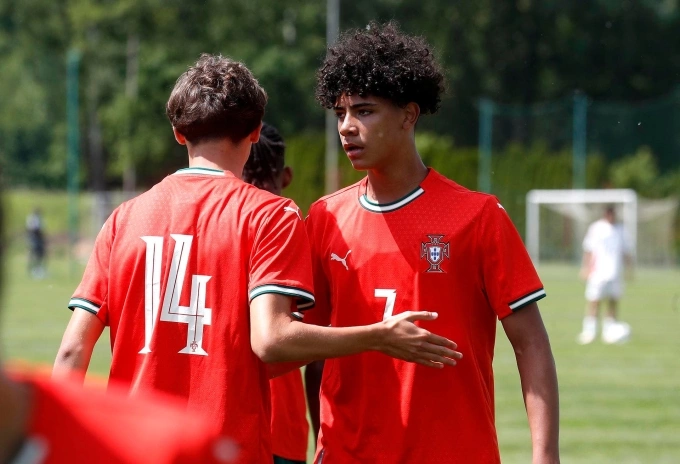 Cristiano Jr (phải) thi đấu cho tuyển U15 Bồ Đào Nha hồi tháng 5. Ảnh: A Bola