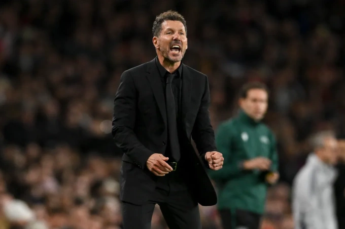 HLV Diego Simeone chỉ đạo trong trận. Ảnh: DeFodi