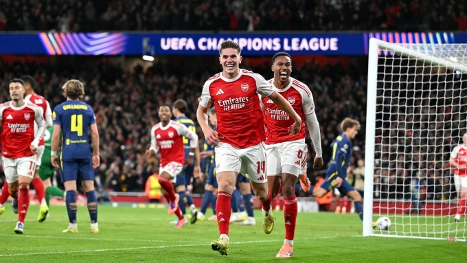 Gyokeres (số 14) và Gabriel (phải) mừng bàn ấn định chiến thắng 4-0 cho Arsenal, trên sân Emirates, London, Anh hôm 21/10. Ảnh: Reuters