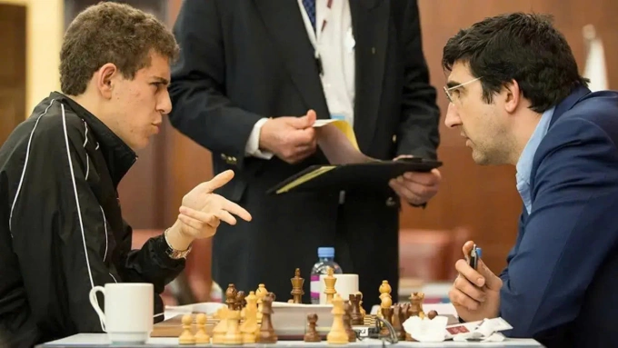 Kramnik (phải) trong một ván đấu với Narodítky. Ảnh: Times Now