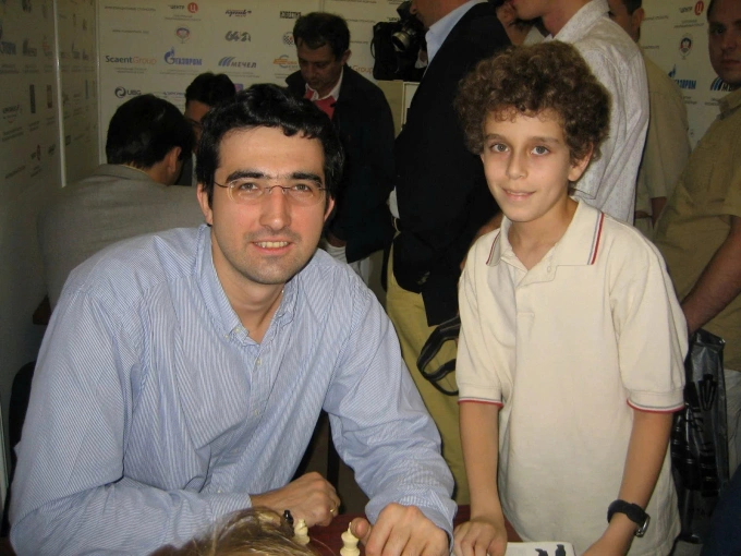 Naroditsky khi 12 tuổi (phải) bên cạnh Kramnik. Ảnh: Reddit