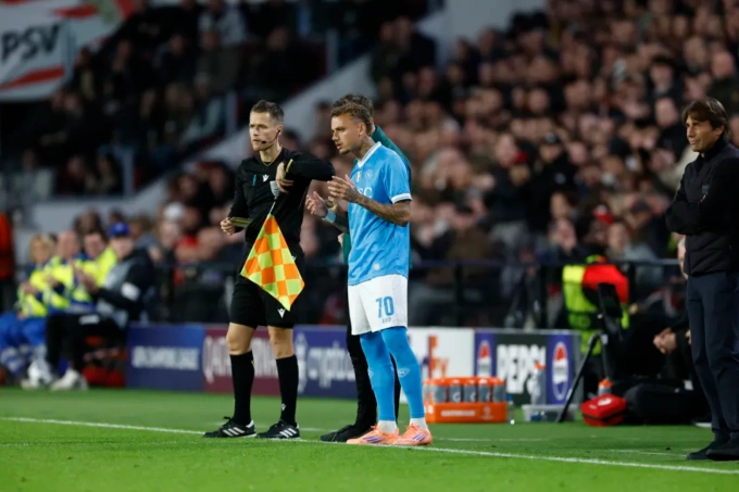 Noa Lang vào sân thay Billy Gilmour từ phút 58. Ảnh: Pro Shots