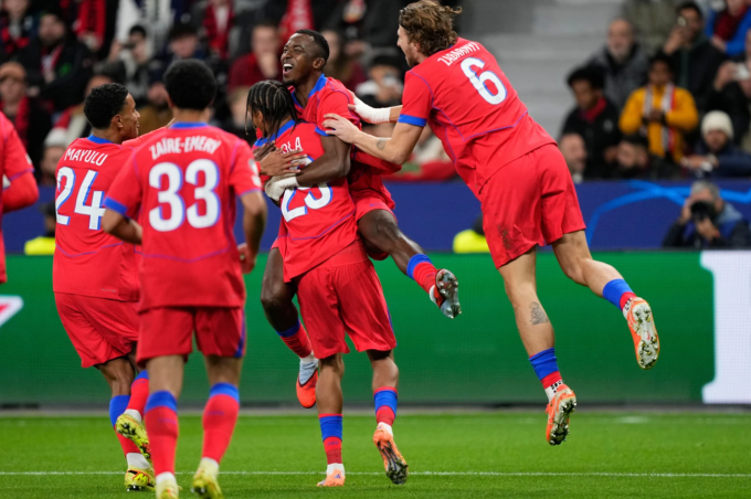Các cầu thủ PSG mừng bàn mở tỷ số của Willian Pacho trong trận thắng Leverkusen 7-2 trên sân BayArena, Leverkusen, Nordrhein-Westfalen, Đức ngày 21/10/2025. Ảnh: AP