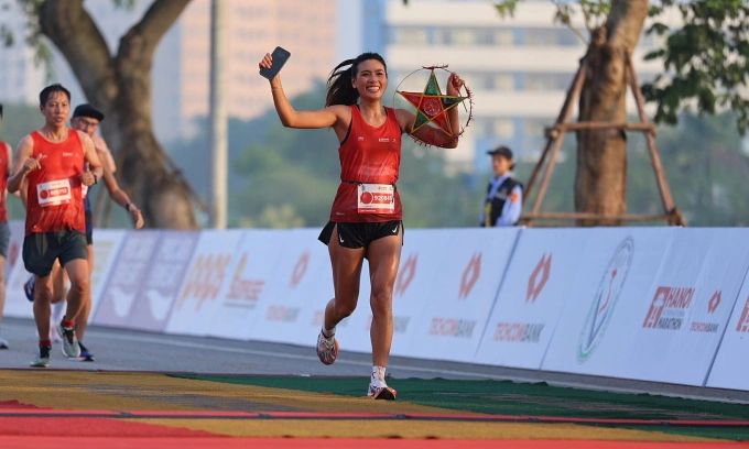 KOL chạy bộ Trần Hồng Nhung về đích tại Techcombank International Marathon 2025 ngày 6/10. Ảnh: Techcombank Marathon