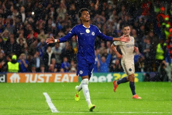 Estevao (xanh) trở thành cầu thủ trẻ nhất của Chelsea ghi bàn tại Champions League. Anh mừng bàn thắng trên sân Stamford Bridge, London, Anh hôm 22/10. Ảnh: Reuters