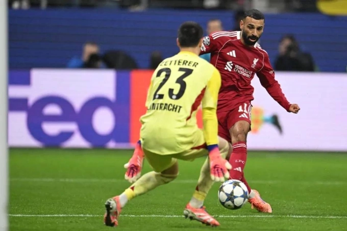 Salah (áo đỏ) bỏ lỡ cơ hội trong trận Frankfurt 1-5 Liverpool ở lượt ba vòng bảng Champions League tối 22/10. Ảnh: AFP