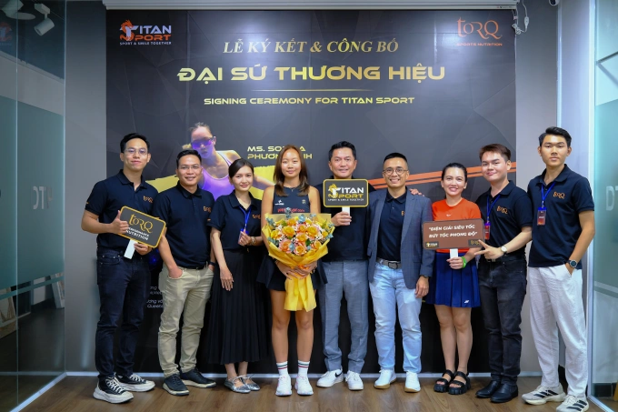 Sophia Phương Anh và đội ngũ Titan Sport tại lễ ký kết hợp tác. Ảnh: Titan Sport