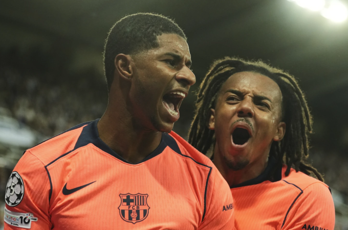 Marcus Rashford mừng bàn với Jules Kounde