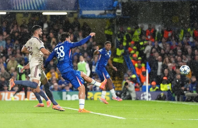 Guiu (số 38) mở tỷ số cho Chelsea, trên sân Stamford Bridge, London, Anh hôm 22/10. Ảnh: Reuters
