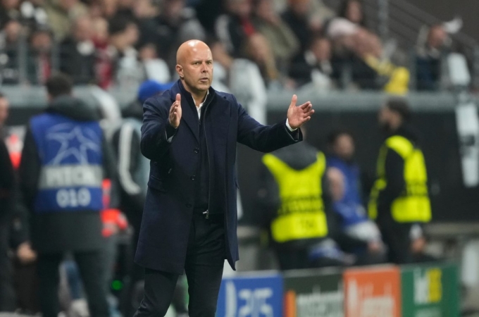 HLV Arne Slot chỉ đạo trong trận Liverpool thắng Frankfurt 5-1 ở lượt ba Champions League trên sân Deutsche Bank Park, Frankfurt, Đức ngày 22/10/2025. Ảnh: AP