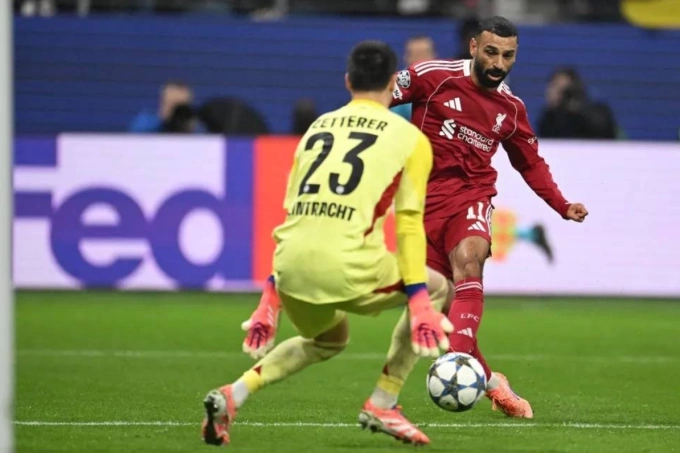 Salah (áo đỏ) bỏ lỡ cơ hội trong trận Liverpool thắng Frankfurt 5-1 ở lượt ba vòng bảng Champions League ngày 22/10/2025. Ảnh: AFP