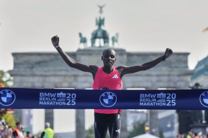 Sabastian Sawe về đích đầu tiên tại Berlin Marathon 2025 ngày 21/9/2025. Ảnh: AP
