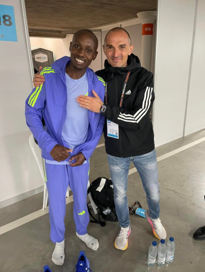 Sabastian Sawe (trái) và HLV Claudio Berardelli.