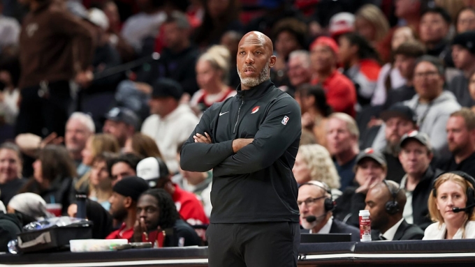 HLV Billups trong trận Trail Blazers thua Timberwolves tại nhà thi đấu Moda Center, Portland, Oregon, Mỹ hôm 23/10. Ảnh: Reuters