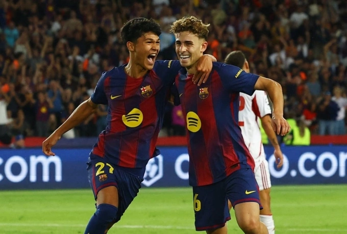 Dro (trái) ăn mừng trong trận đấu Olympiacos ở lượt ba vòng bảng Champions League, trên sân Montjuic ngày 21/10/2025. Ảnh: Reuters