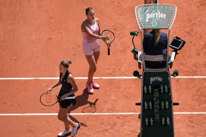 Kostyuk (trái) rời sân sau khi thua Sabalenka 2-6, 3-6 tại vòng một Roland Garros 2023. Ảnh: AP