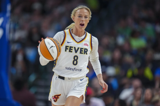 Sophie Cunningham đi bóng trong trận Indiana Fever gặp Dallas Wings tại giải WNBA ngày 1/8/2025. Ảnh: AP